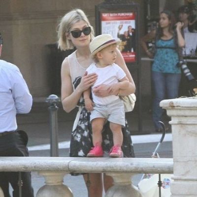 Solo Uniacke along with his mother, Rosamund Pike. 